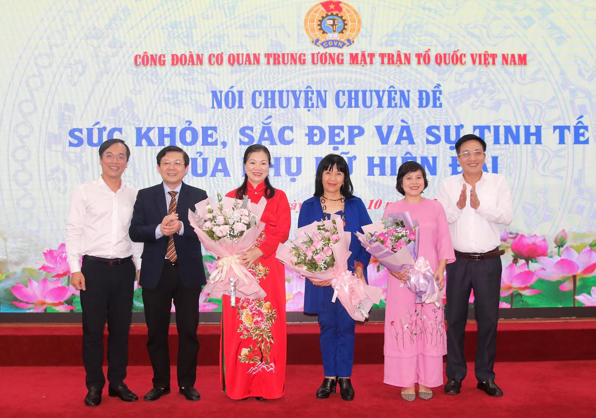 Phó Chủ tịch Nguyễn Hữu Dũng tặng hoa chúc mừng Phó Chủ tịch Trương Thị Ngọc Ánh và các nữ đại biểu tham dự chương trình.