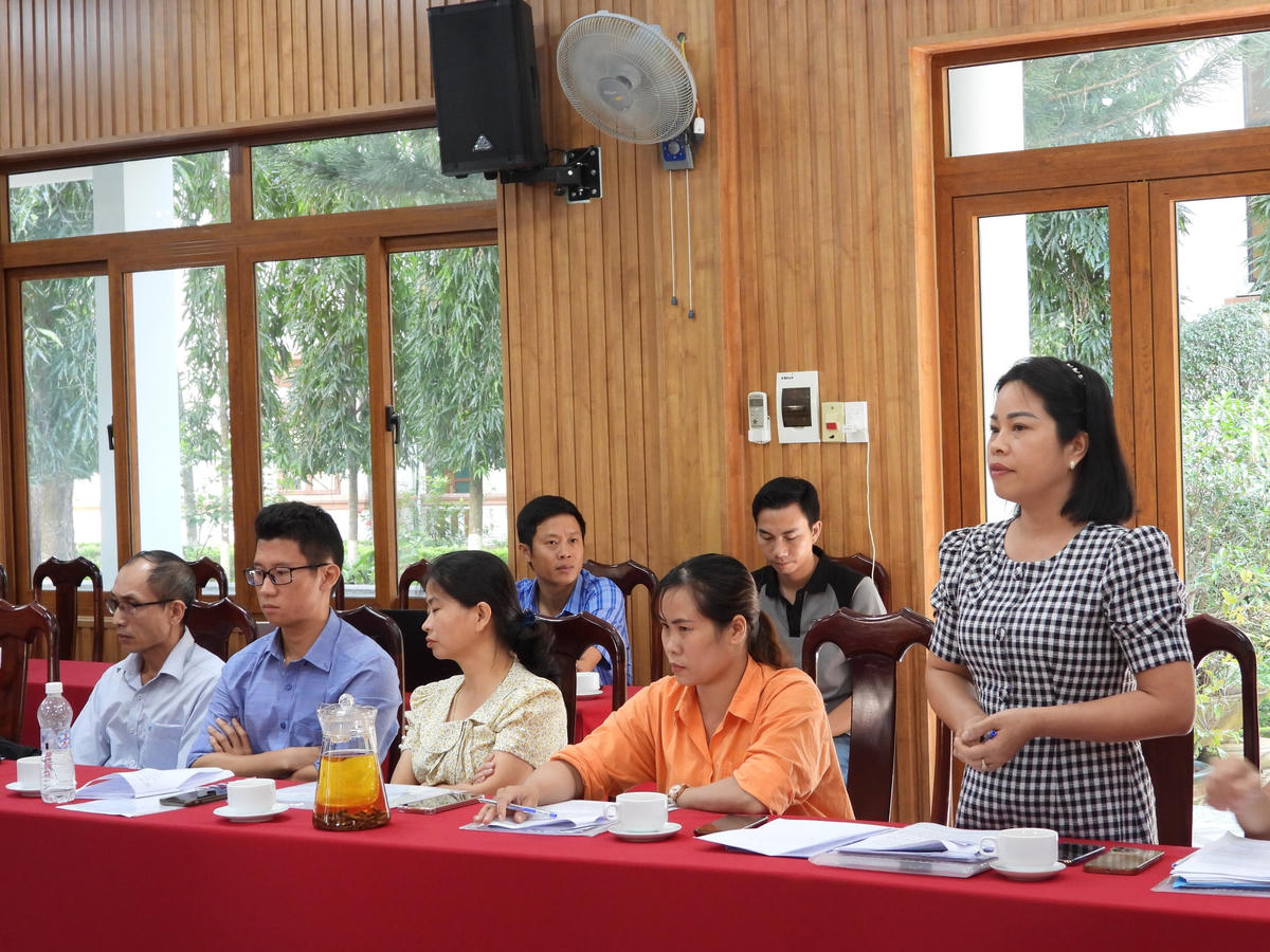 Bà Bùi Thị Hảo, viên chức Kế toán Trường THCS Hồ Tùng Mậu, xã  Ea Wer phát biểu.