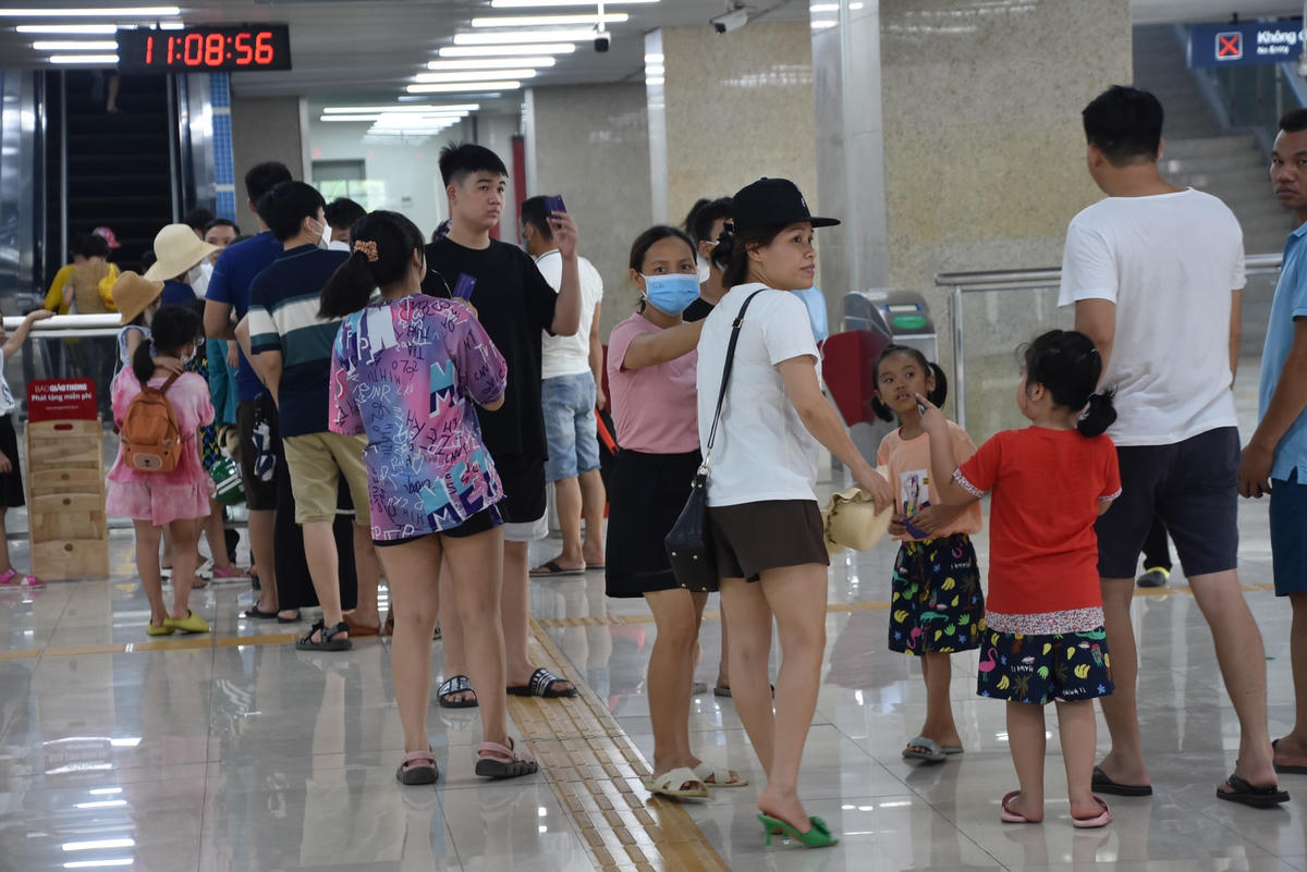 Cuối tuần, nhiều người cũng tranh thủ cho gia đình, con cái tham quan, trải nghiệm đường sắt trên cao. 