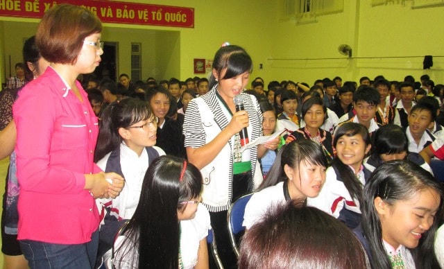 Tuyên truyền về sức khỏe sinh sản vị thành niên ở thành phố Sơn La. Ảnh: PA.