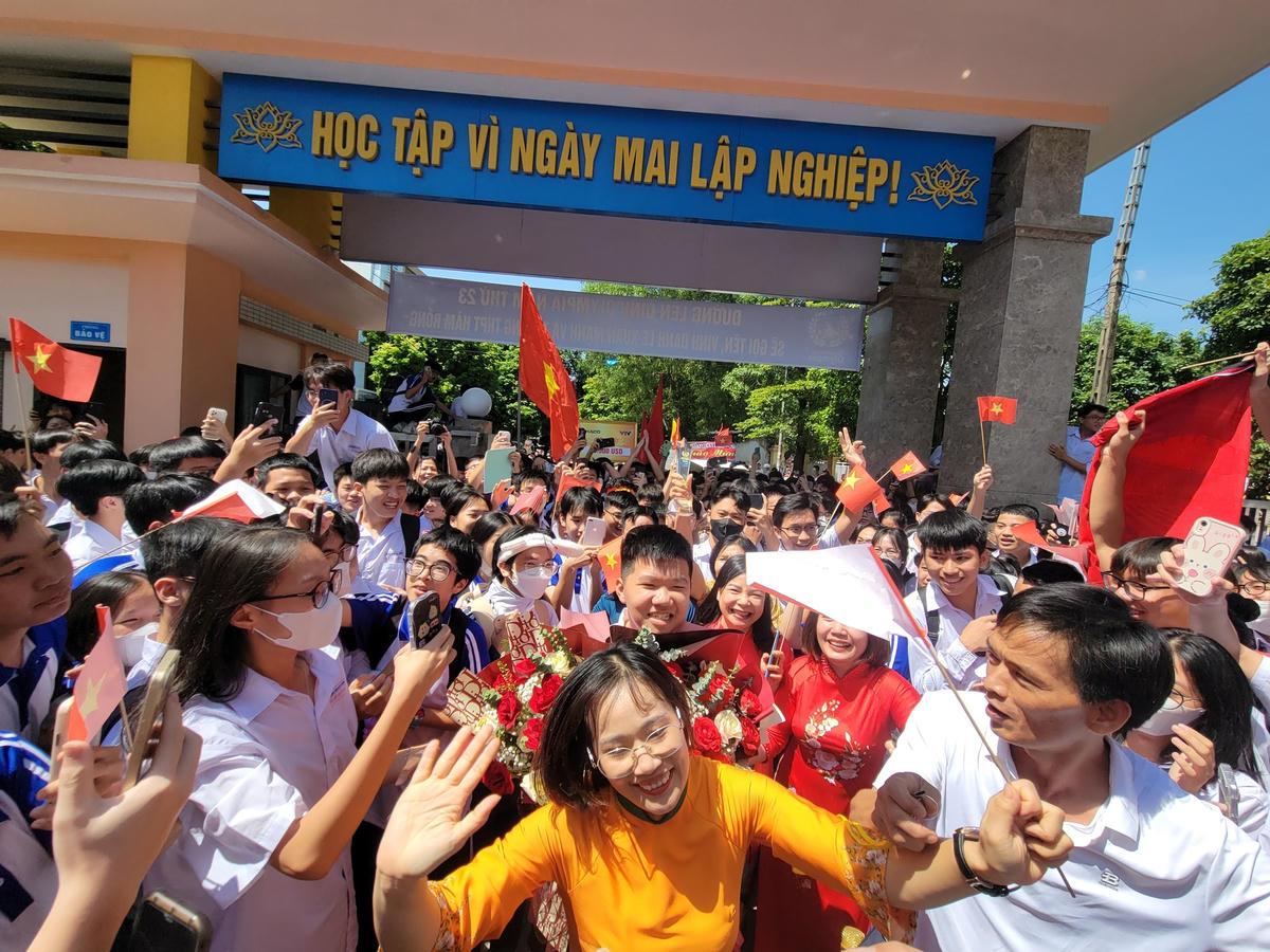 Tiến vào trong trường, Xuân Mạnh 'chìm nghỉm' giữa biển người.