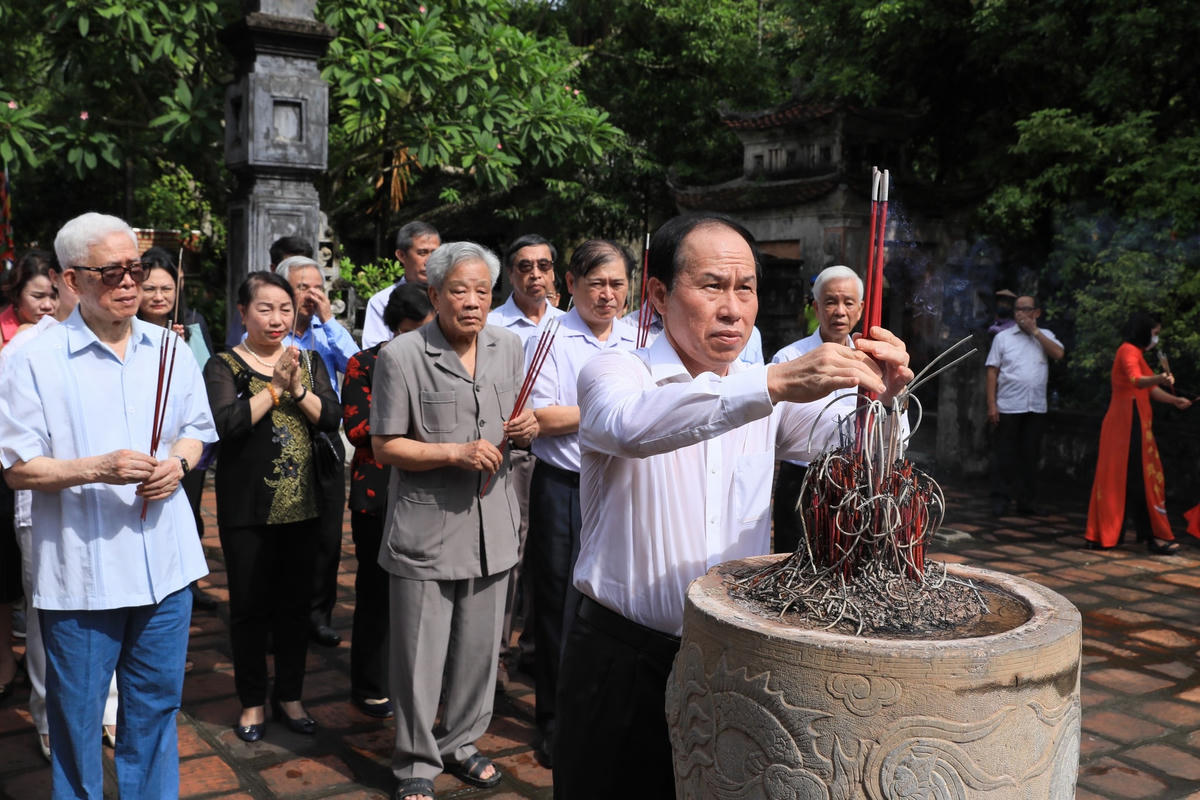 Phó Chủ tịch - Tổng Thư ký Lê Tiến Châu cùng đoàn đại biểu dâng hương tại Đền thờ Vua Lê Đại Hành. Ảnh: Quang Vinh.