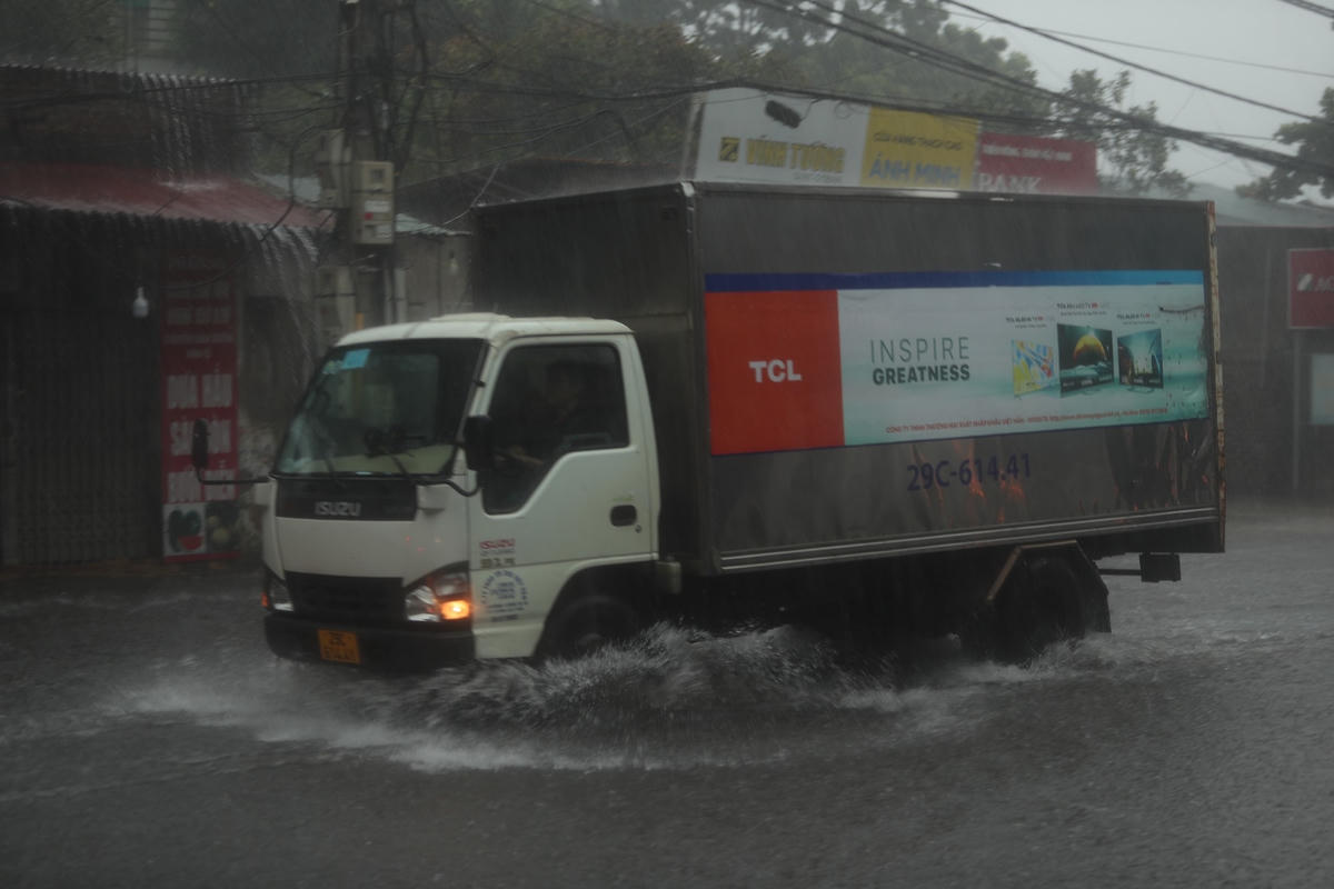 [ẢNH] Hà Nội mưa 'trắng trời', nhiều người phải dắt xe vì ngập nặng