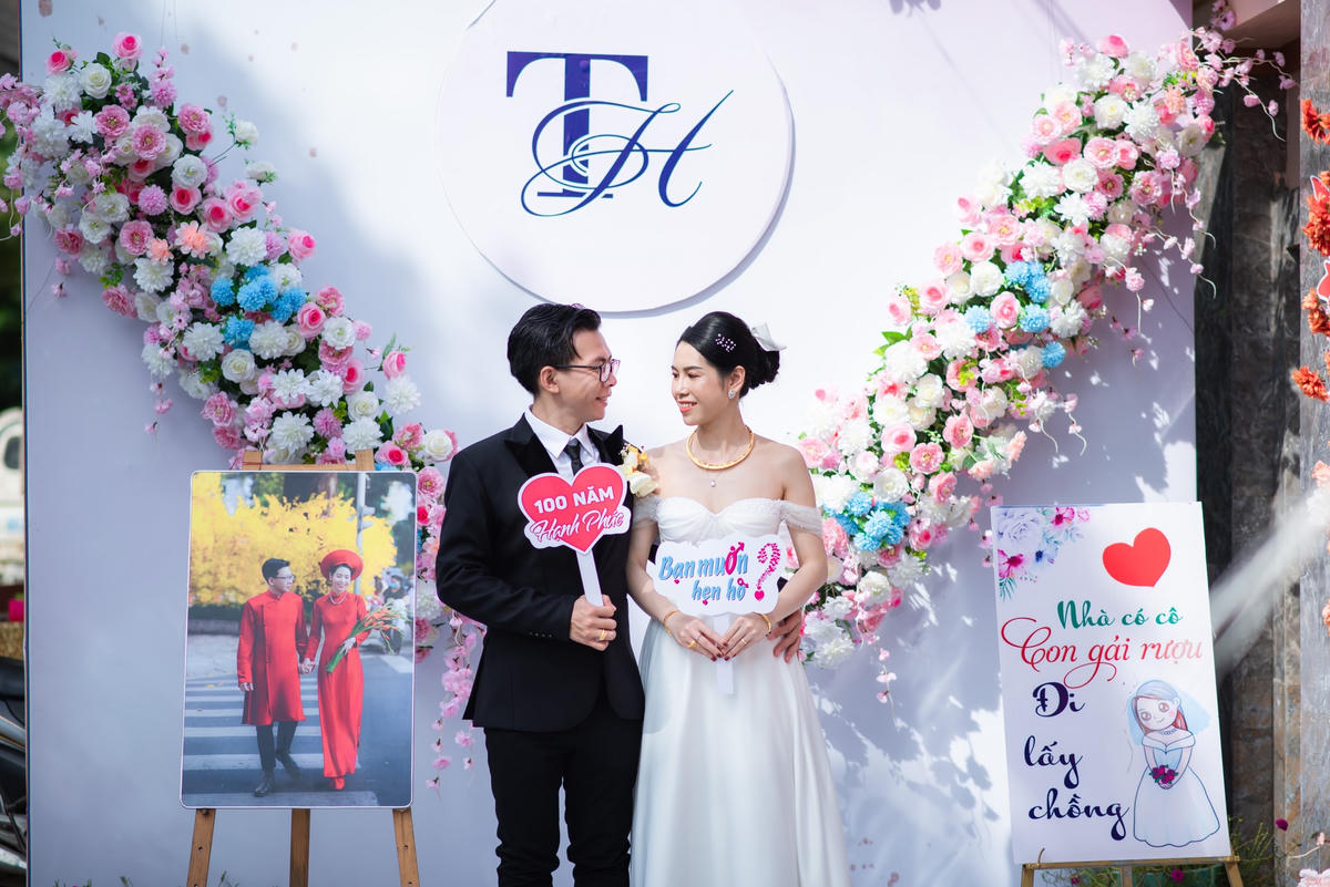 Nguyễn Khánh Tùng và Nguyễn Thị Thu Hà "gây sốt" vì tình yêu đẹp như mơ ở tuổi U40. 