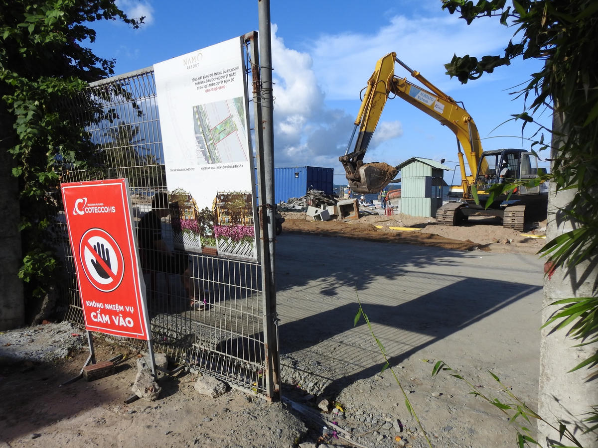 Một trong số 5 lối đi xuống biển của ngư dân Nam Ô. Ảnh: Thanh Tùng.