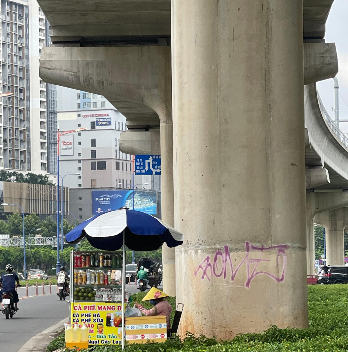 Ngoài vẽ bôi bẩn, trụ metro cũng là nơi nhiều người tranh thủ buôn bán.