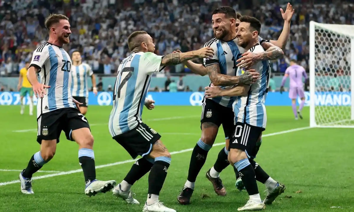 Messi đã có màn trình diễn cuốn hút người xem với những pha đi bóng qua người mãn nhãn.