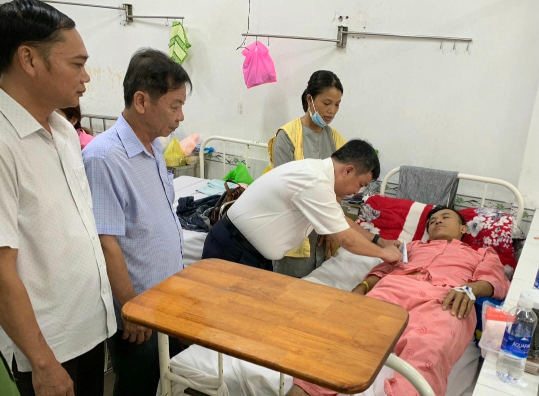 Lãnh đạo TP Tân Uyên, tỉnh Bình Dương thăm hỏi bảo vệ dân phố trong vụ tai nạn nghiêm trọng xảy ra trên địa bàn ngày 27/10.