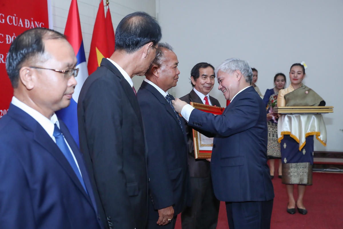 Chủ tịch UBTƯ MTTQ Việt Nam Đỗ Văn Chiến trao Kỷ niệm chương “Vì sự nghiệp Đại đoàn kết dân tộc” của UBTƯ MTTQ Việt Nam cho 28 cá nhân thuộc Ủy ban Trung ương Mặt trận Lào xây dựng đất nước. Ảnh: Quang Vinh.