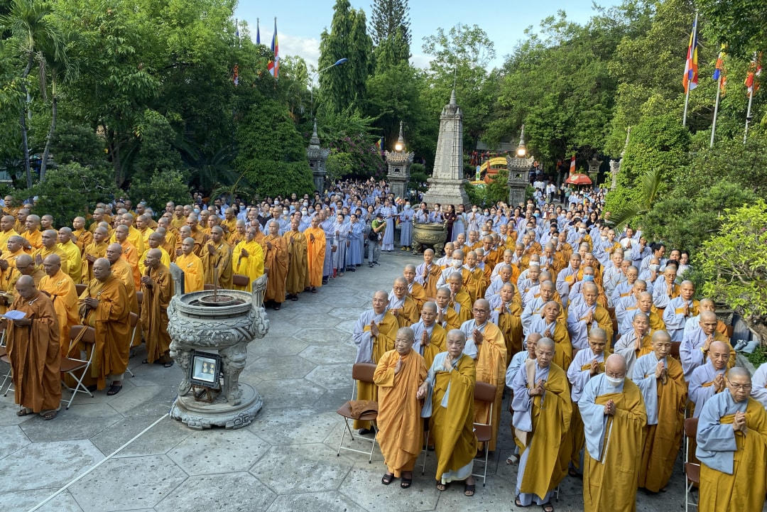 Tăng, ni, phật tử cùng người dân trên địa bàn tỉnh Khánh Hòa đến dự lễ Phật đản Phật lịch 2567 - Dương lịch 2023. 