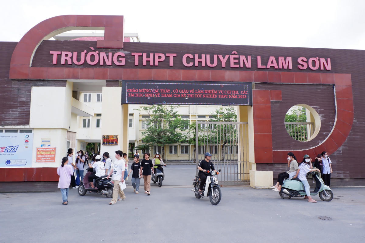 Thí sinh làm thủ tục dự thi tốt nghiệp THPT năm 2023 tại Trường THPT chuyên Lam Sơn.