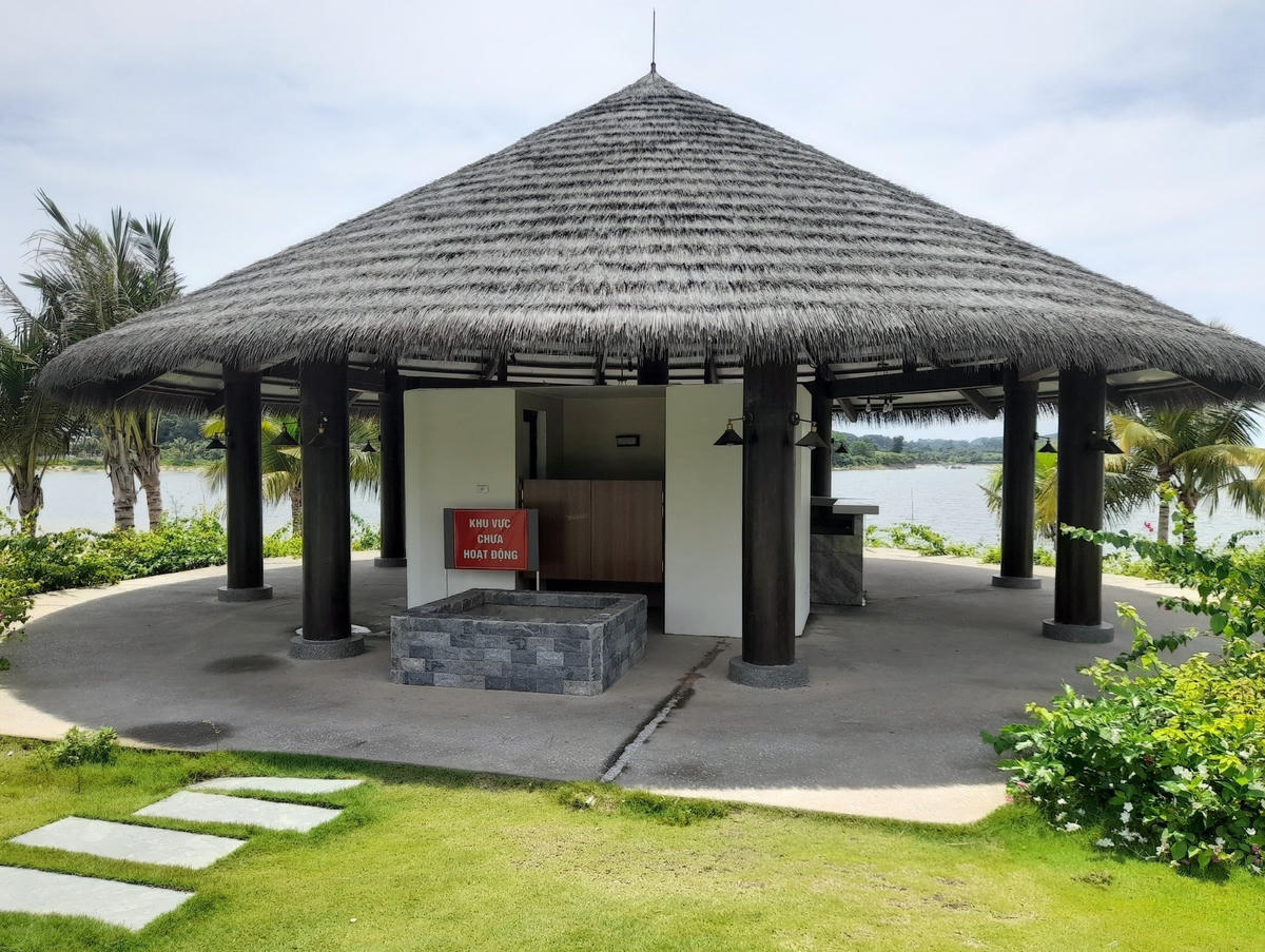 Một hạng mục là nhà thay đồ của bãi tắm đã được hoàn thành và chưa được đưa vào sử dụng.