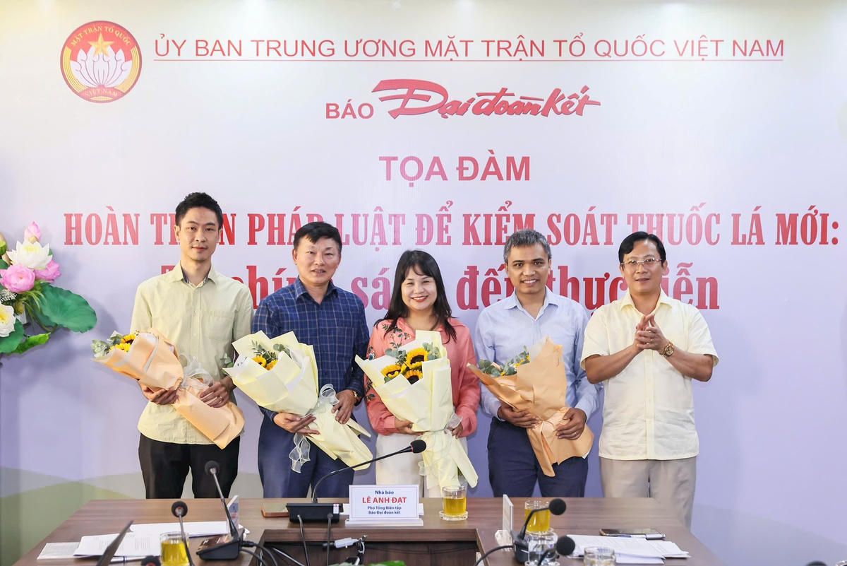 Nhà báo Lê Anh Đạt, Phó Tổng Biên tập Báo Đại Đoàn Kết chụp ảnh lưu niệm cùng các khách mời tham dự tọa đàm. Ảnh: Quang Vinh.
