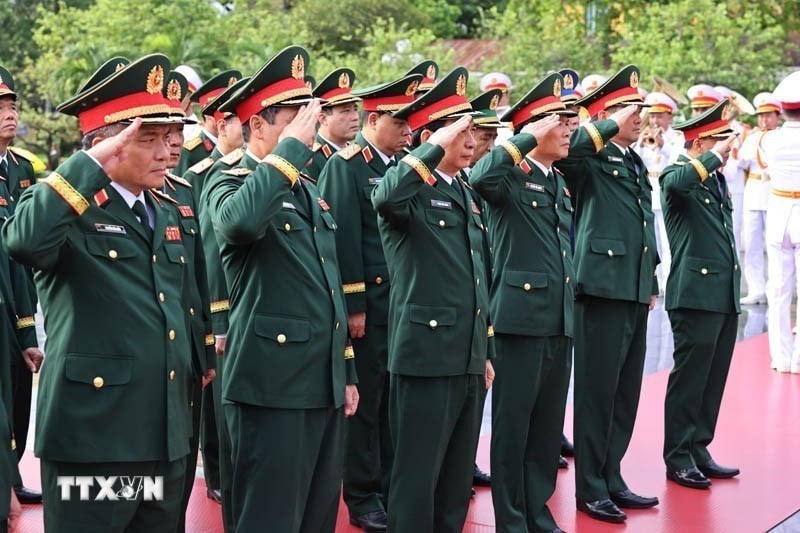 Đoàn đại biểu Quân ủy Trung ương và Bộ Quốc phòng đặt vòng hoa tưởng niệm các Anh hùng liệt sỹ. (Ảnh: Minh Đức/TTXVN)