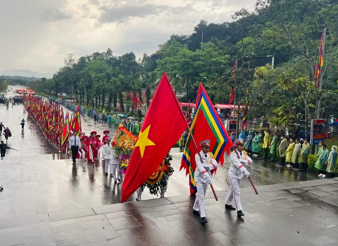 Đúng 6h30 đoàn bắt đầu tiến lên Đền Thượng.