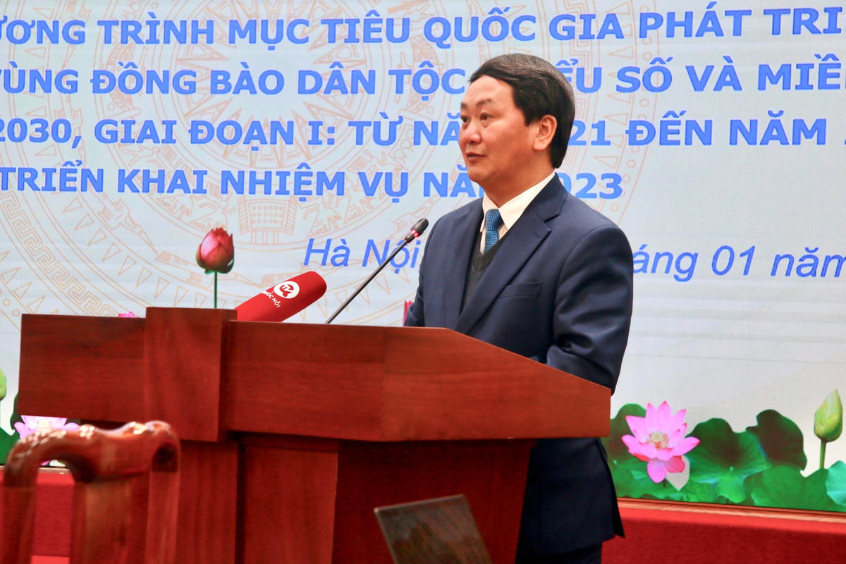 Bộ trưởng, Chủ nhiệm Ủy ban Dân tộc Hầu A Lềnh phát biểu tại Hội nghị.