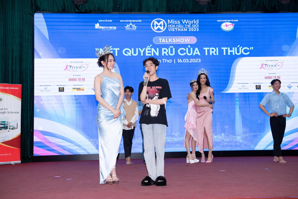  Mai Phương cho biết từ khi ngồi trên ghế nhà trường đến đăng quang Hoa hậu, cô chưa bao giờ xem thường việc học. Mai Phương kể có thời điểm cô "đi học bằng máy bay", vừa kết thúc sự kiện tại Đà Nẵng liền ra sân bay, di chuyển về TP HCM để kịp đến lớp.