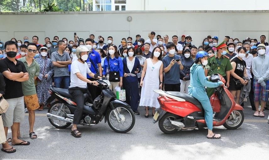 Phụ huynh chờ con thi vào lớp 10 năm học 2022-2023. Ảnh: Quang Vinh.