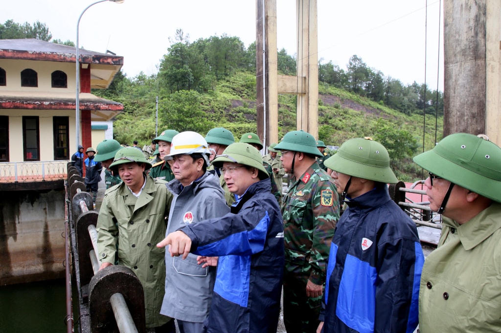 Bộ trưởng Bộ NN&PTNT Lê Minh Hoan cùng lãnh đạo tỉnh Quảng Ninh, lãnh đạo TP Móng Cái kiểm tra công tác quản lý vận hành, sẵn sàng phương án bảo đảm an toàn hồ Tràng Vinh (xã Hải Tiến, TP Móng Cái).