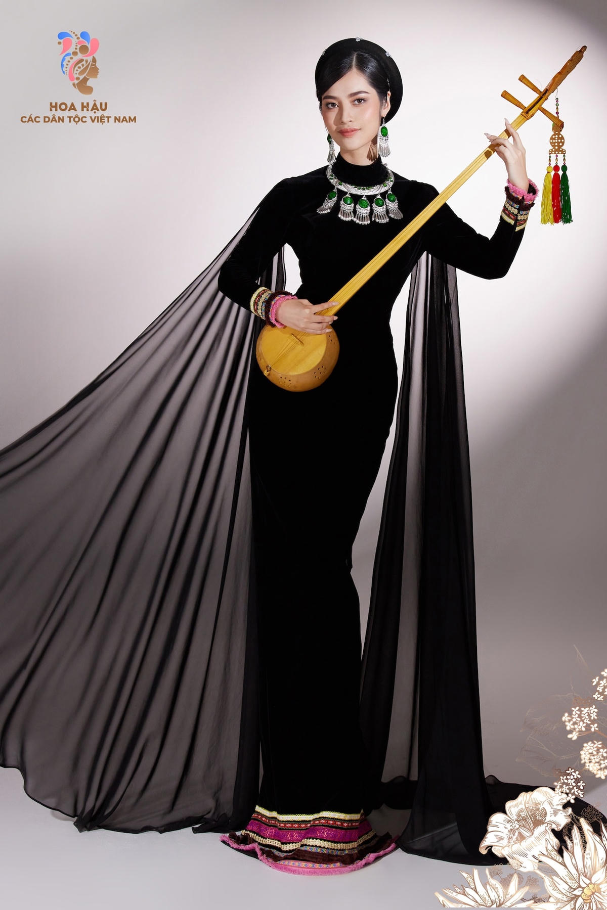 Nông Thúy Hằng trở lại đường đua nhan sắc và xuất sắc đăng quang. 