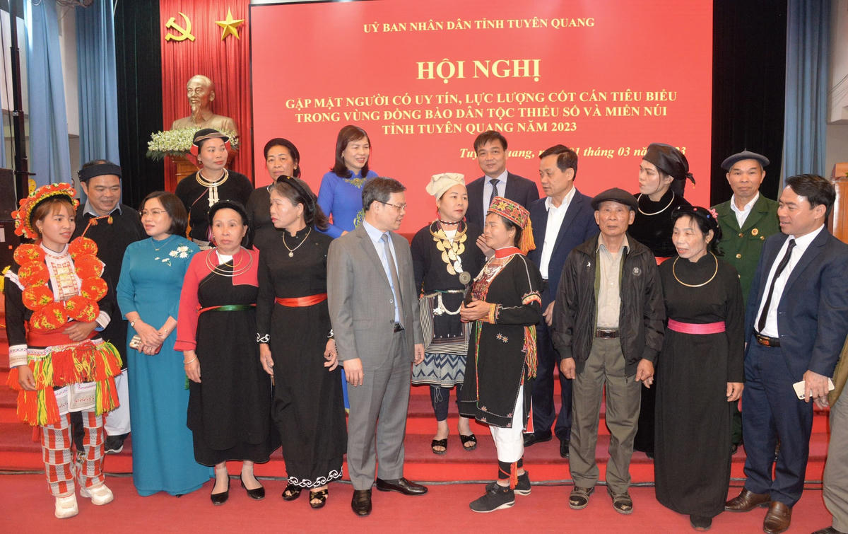 Chủ tịch UBND tỉnh Nguyễn Văn Sơn và các đại biểu dự hội nghị.