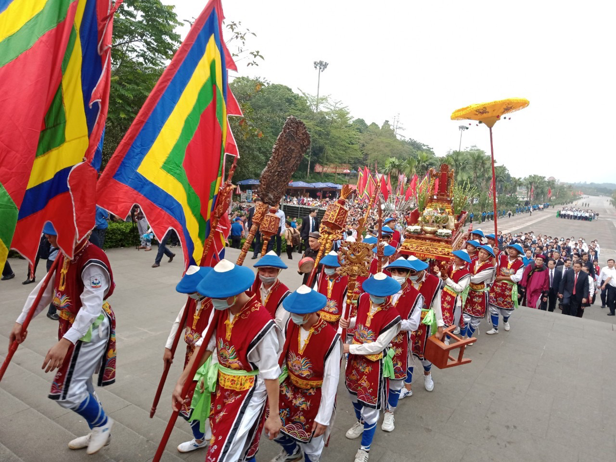Kiệu cổ thôn Cổ Tích trong đoàn hành lễ được rước lên Đền Hùng ngày chính Giỗ.