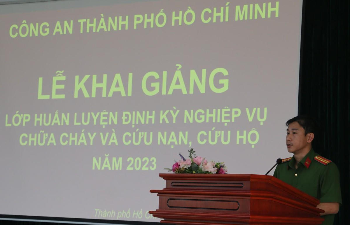 Thiếu tá Lê Tấn Châu, Phó Trưởng Phòng PC07 phát biểu tại lễ khai giảng huấn luyện. 