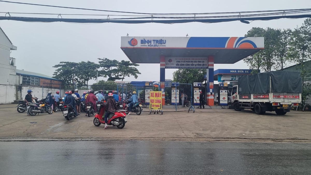 Một cây xăng đông kín người