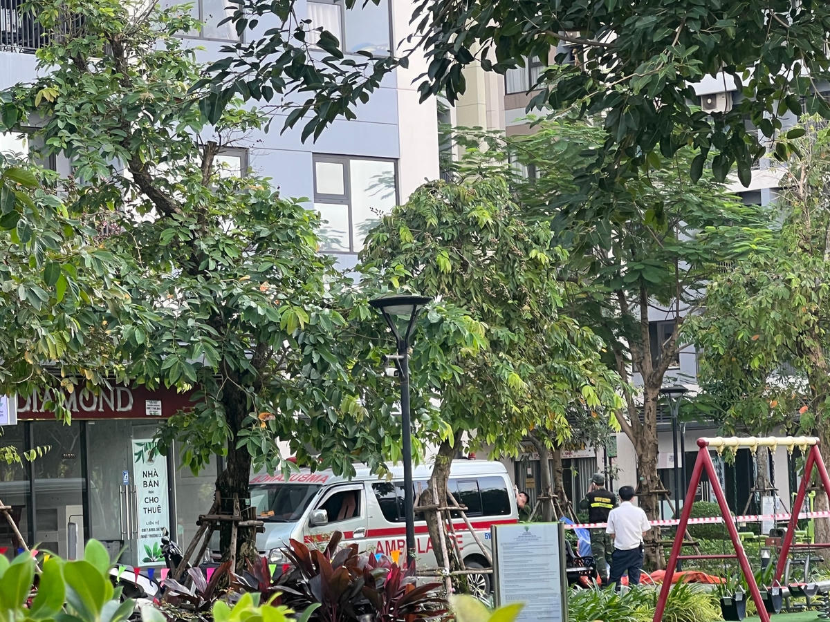 Khu vực nơi cô gái rơi từ tầng 19 xuống đất - Ảnh: CA