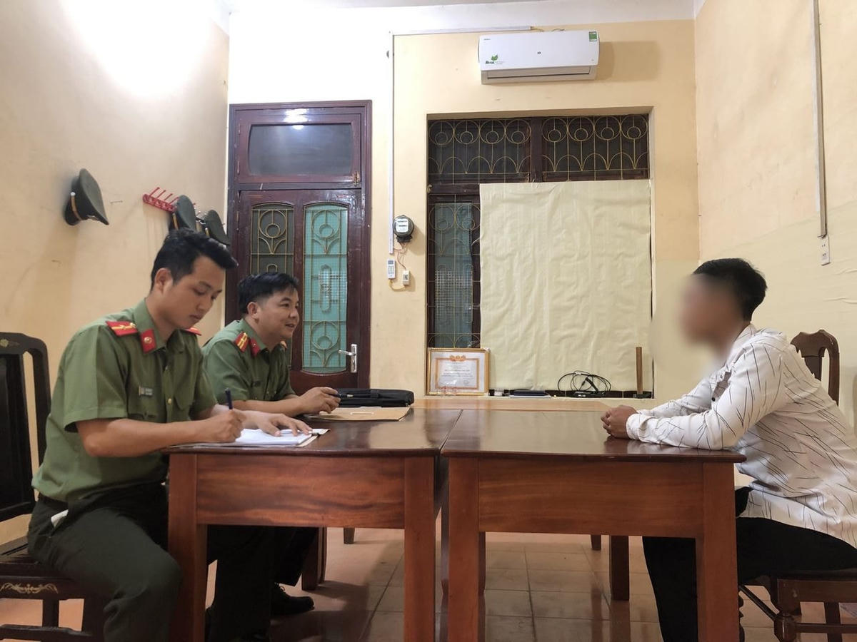 Lực lượng nghiệp vụ An ninh mạng Công an huyện Hoàng Su Phì làm việc với G.K.S. - người đăng tin xúc phạm lực lượng CSGT. Ảnh: CAHG.