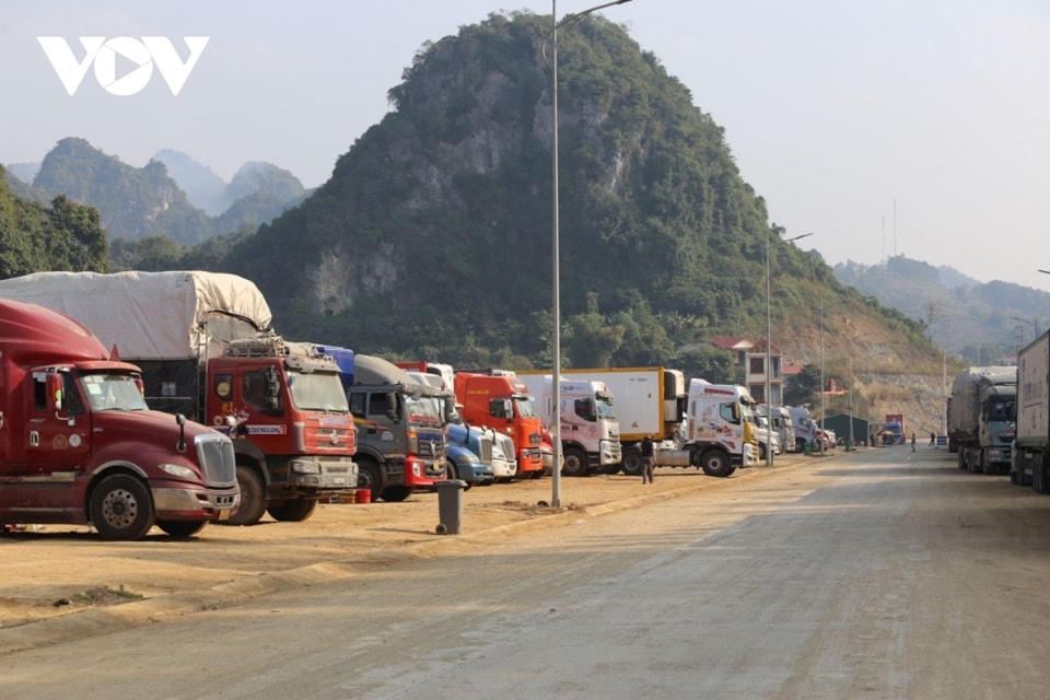 Lượng xe hàng lên cửa khẩu quốc tế Hữu Nghị, tỉnh Lạng Sơn tăng đột biến. Ảnh: VOV.