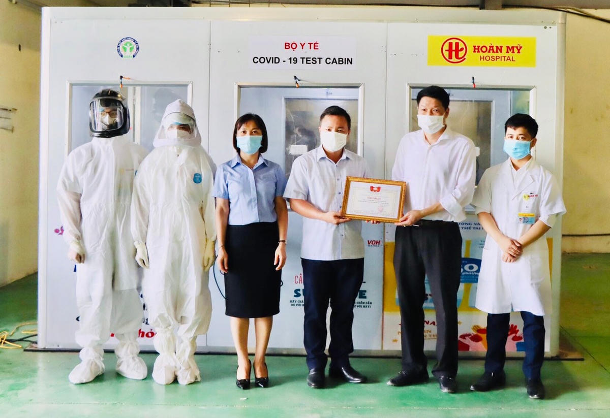 Bảo tàng MTTQ Việt Nam trao Giấy ghi nhận của Ban Thường trực UBTƯ MTTQ Việt Nam cho Công ty cổ phần Bệnh viện Quốc tế Hoàn Mỹ đã hiến tặng hiện vật cho Bảo tàng.