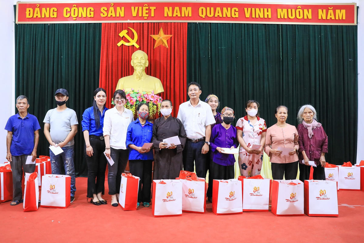 Cụ thể, từ quỹ chương trình “Cơm cho người nghèo trong đại dịch”, hỗ trợ 150 suất quà cho các hộ gia đình có hoàn cảnh khó khăn (mỗi suất 300.000 đồng tiền mặt và túi an sinh 200.000 đồng). Trong đó, huyện Phú Xuyên 100 suất, huyện Thường Tín 50 suất với tổng kinh phí hơn 100 triệu đồng.
