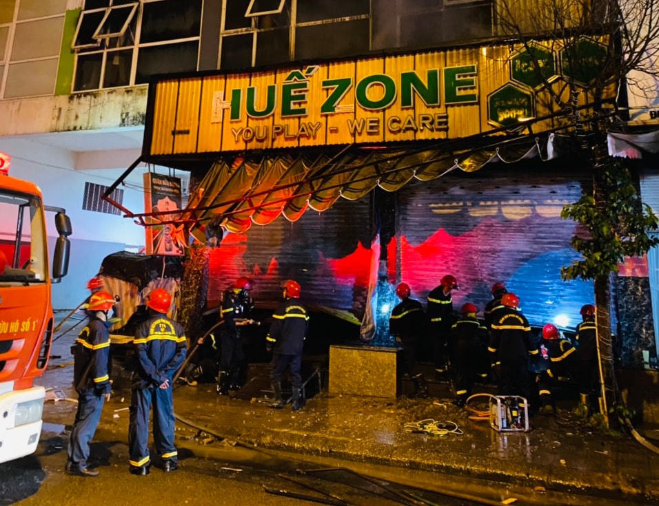 Lực lượng chức năng đang tiến hành dập lửa và cứu 3 người bị mắc kẹt trong quán game ra ngoài an toàn.