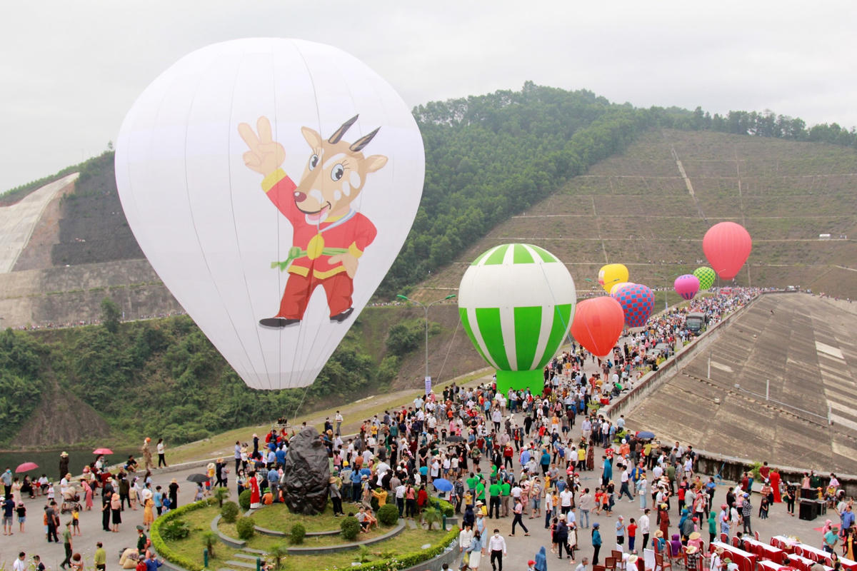 Toàn cảnh buổi lễ bay khinh khí cầu chào mừng SEA Games 31 tại hồ chứa nước Ngàn Trươi, huyện Vũ Quang (Hà Tĩnh).