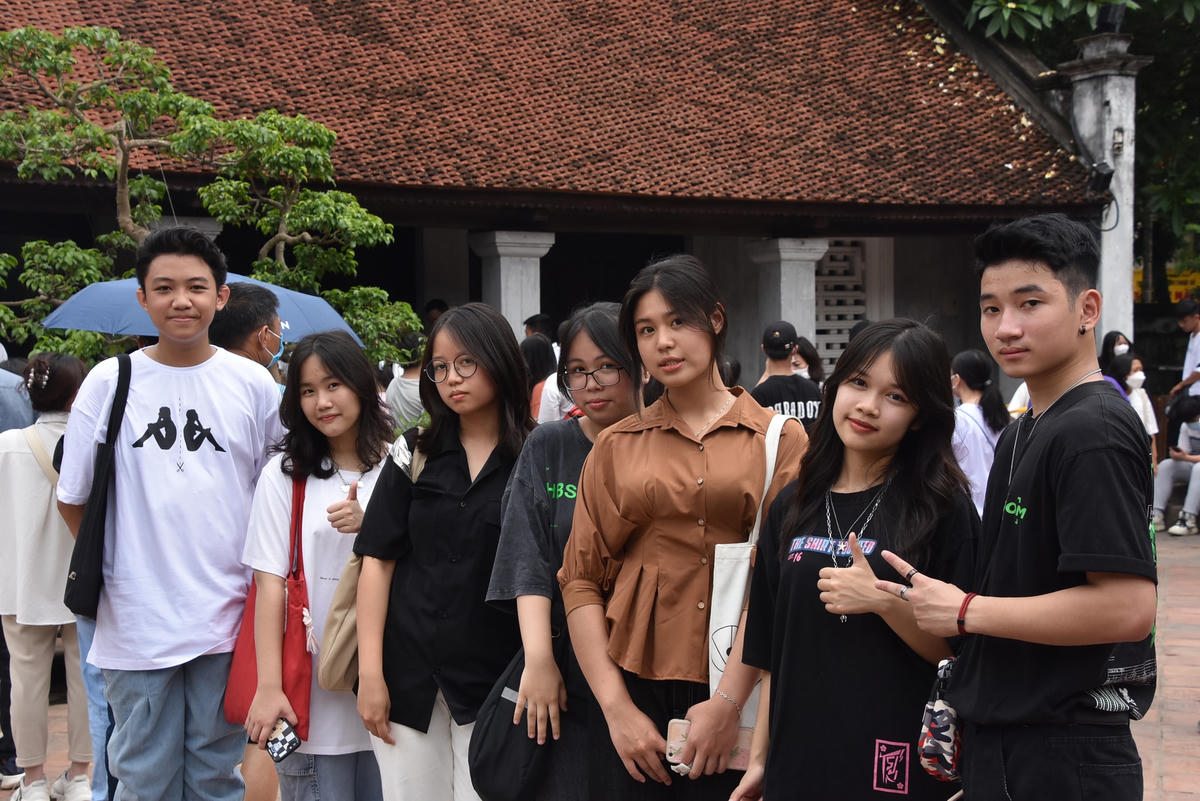 Nhóm học sinh trường THCS Chu Văn An (huyện Thanh Trì) di chuyển bằng xe máy từ sáng sớm đến Văn Miếu xin chữ, dâng hương.