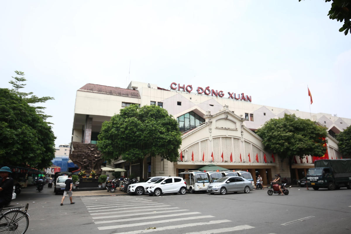 Được xây dựng vào năm 1889, chợ Đồng Xuân được biết tới là chợ trong nhà lớn nhất Hà Nội, cung cấp đầy đủ hàng hóa như sản phẩm tươi sống, đồ lưu niệm, phụ kiện và quần áo, cũng giống như đồ điện tử và đồ gia dụng. Nơi đây không đơn thuần là điểm giao thương mà còn có giá trị văn hóa, tinh thần phản ánh cuộc sống sinh hoạt của người dân Hà Nội xưa.