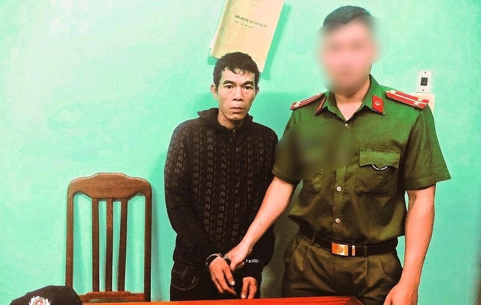 Lực lượng Công an bắt đối tượng Võ Văn Trà.