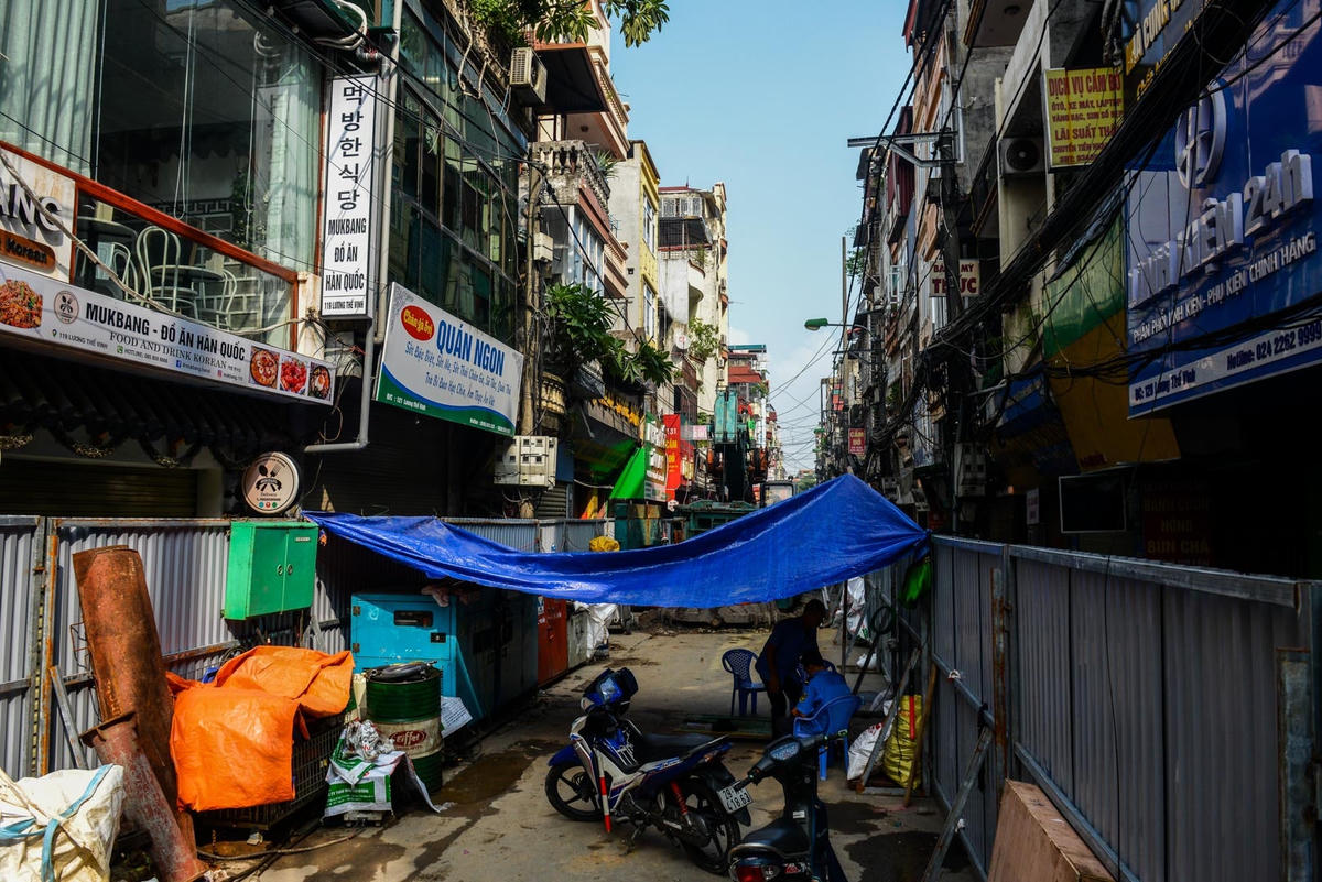 Bên trong công trình này là ngổn ngang máy móc và vật liệu xây dựng.