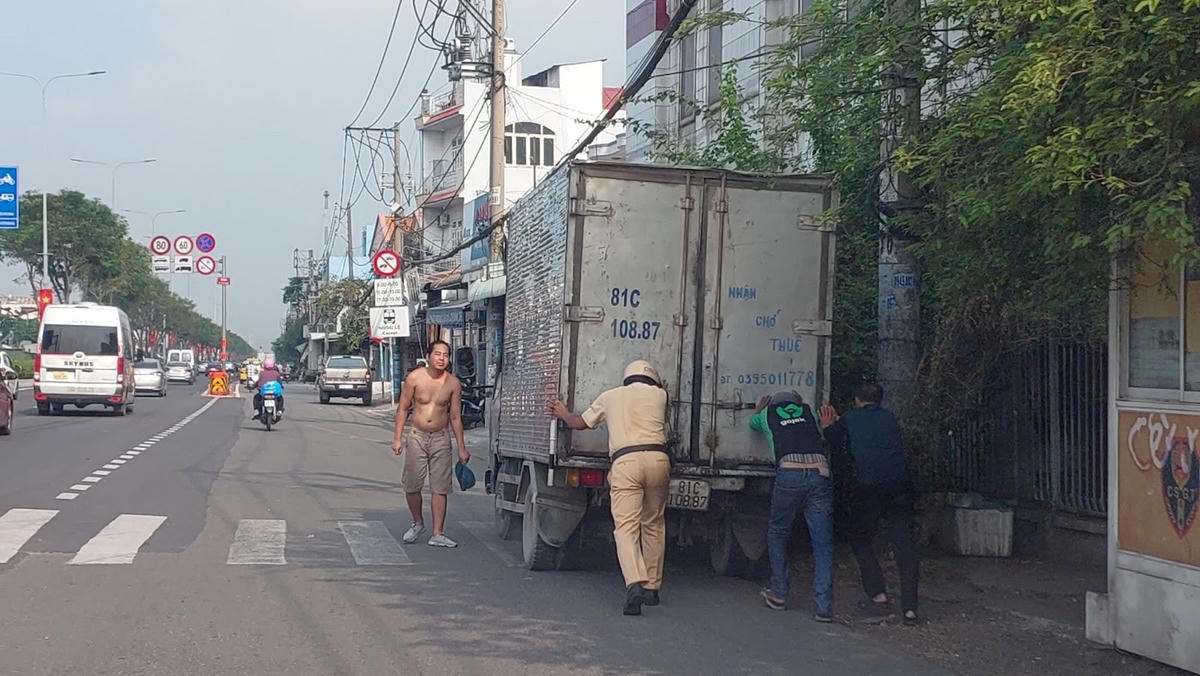Lực lượng đội CSGT An Sương giúp đẩy phương tiện bị hư trong lúc giao thông những ngày giáp Tết.