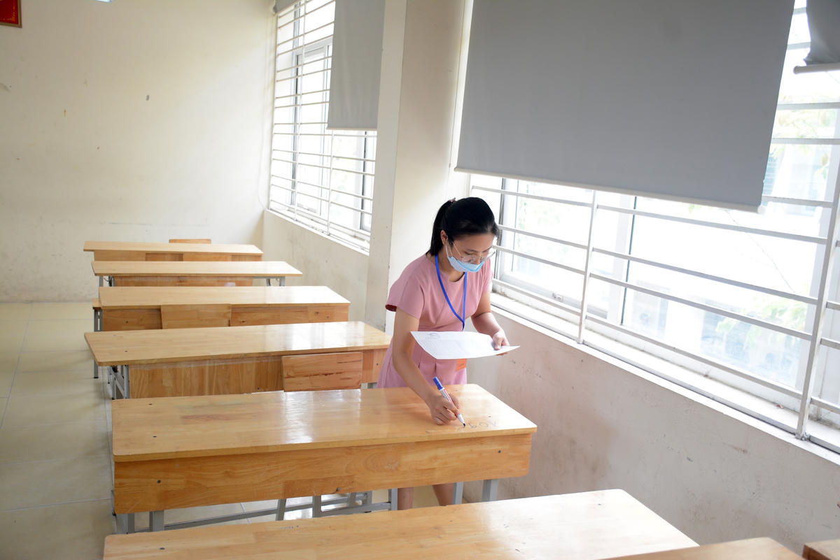 Giám thị thực hiện ghi số báo danh trước khi gọi thí sinh vào phòng thi.