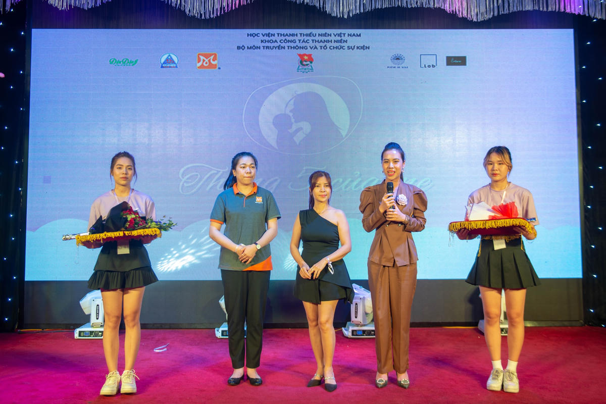 Ban tổ chức trao quà cảm ơn cho các nhà tài trợ.