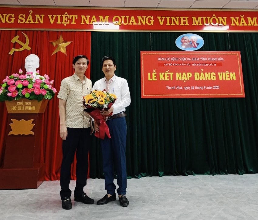 Bác sĩ Lê Văn Cường, Phó Giám đốc BVĐK tỉnh Thanh Hoá (người mặc áo cộc tay) được bổ nhiệm có thời hạn giữ chức Phó Giám đốc Sở Y tế Thanh Hoá.