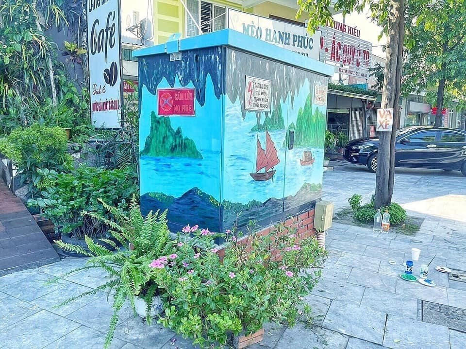 Vịnh Hạ Long xinh đẹp thay thế cho các bốt điện bị bôi bẩn bởi các quảng cáo trái phép.