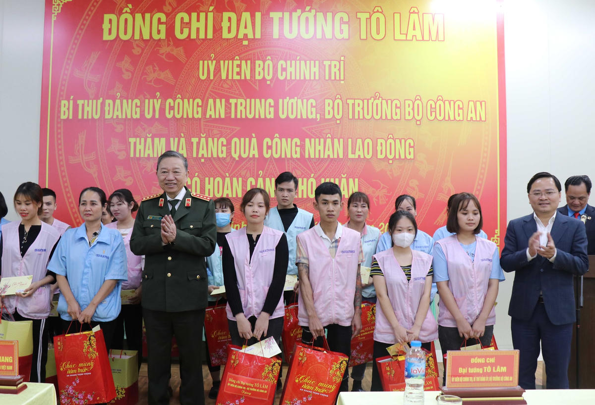 Bộ trưởng Bộ Công an Tô Lâm tặng quà công nhân lao động có hoàn cảnh khó khăn.