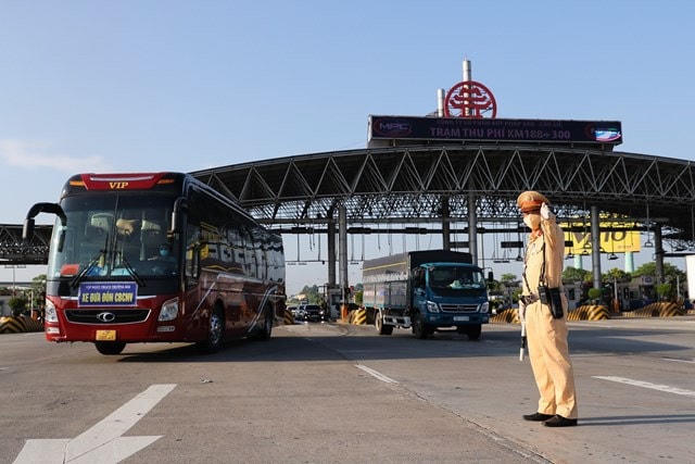 Tăng cường các giải pháp giải quyết ùn tắc giao thông khu vực Hà Nội và TP Hồ Chí Minh trong dịp lễ tết. Ảnh: Lê Khánh.