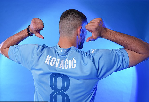 Kovacic sẽ mặc áo số 8 tại Man City trong 4 mùa giải tới. Ảnh: Reuters.  