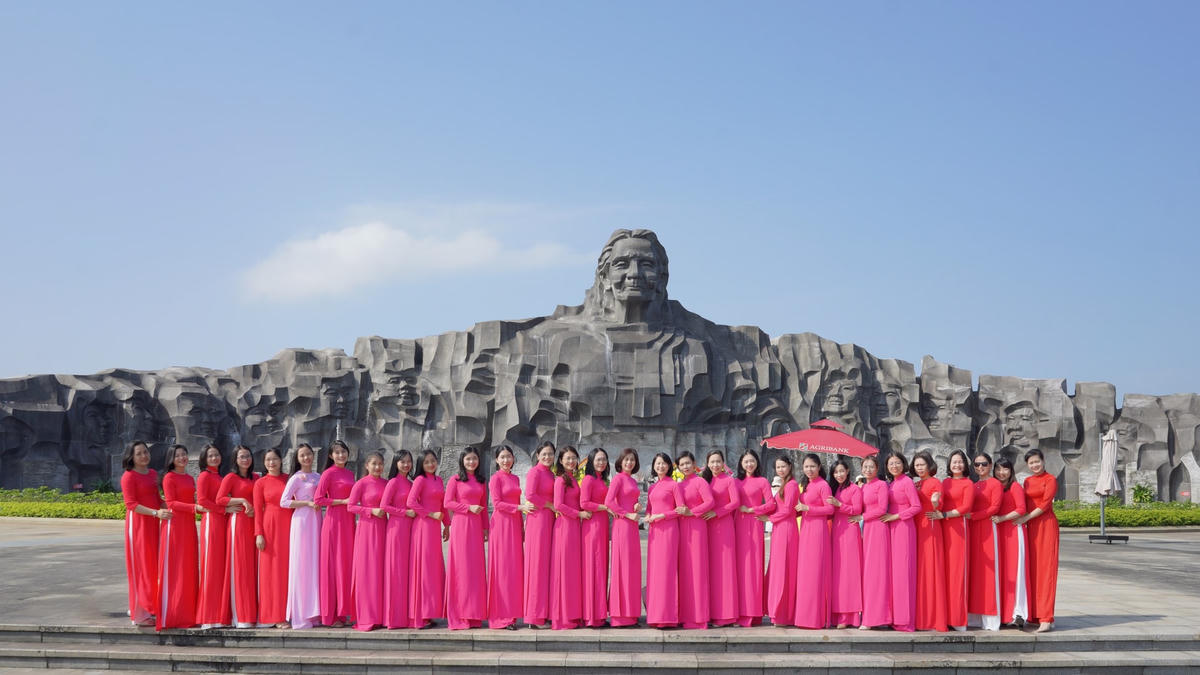 Chị em ở Hội Phụ nữ cơ sở An ninh Nhân dân II hưởng ứng “Tuần lễ áo dài”.