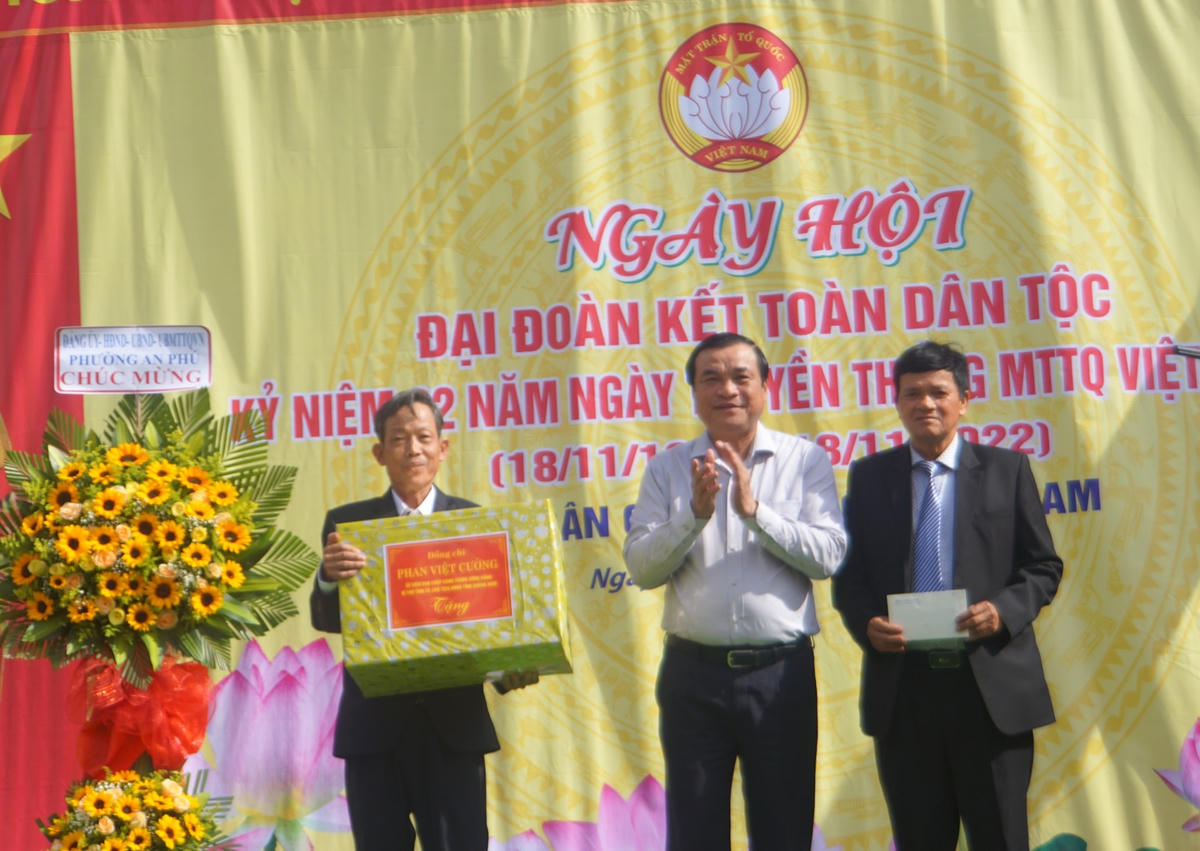 Ông Phan Việt Cường - Bí thư Tỉnh ủy Quảng Nam tặng quà cho Ban Công tác Mặt trận khối phố An Hà Nam.