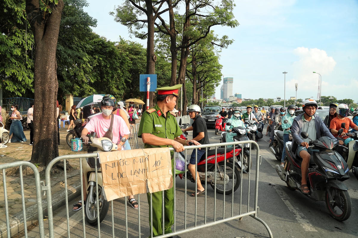 Phát hiện bãi xe tự phát này, lực lượng chức năng đóng lại rào nhưng chưa có biện pháp xử lý.